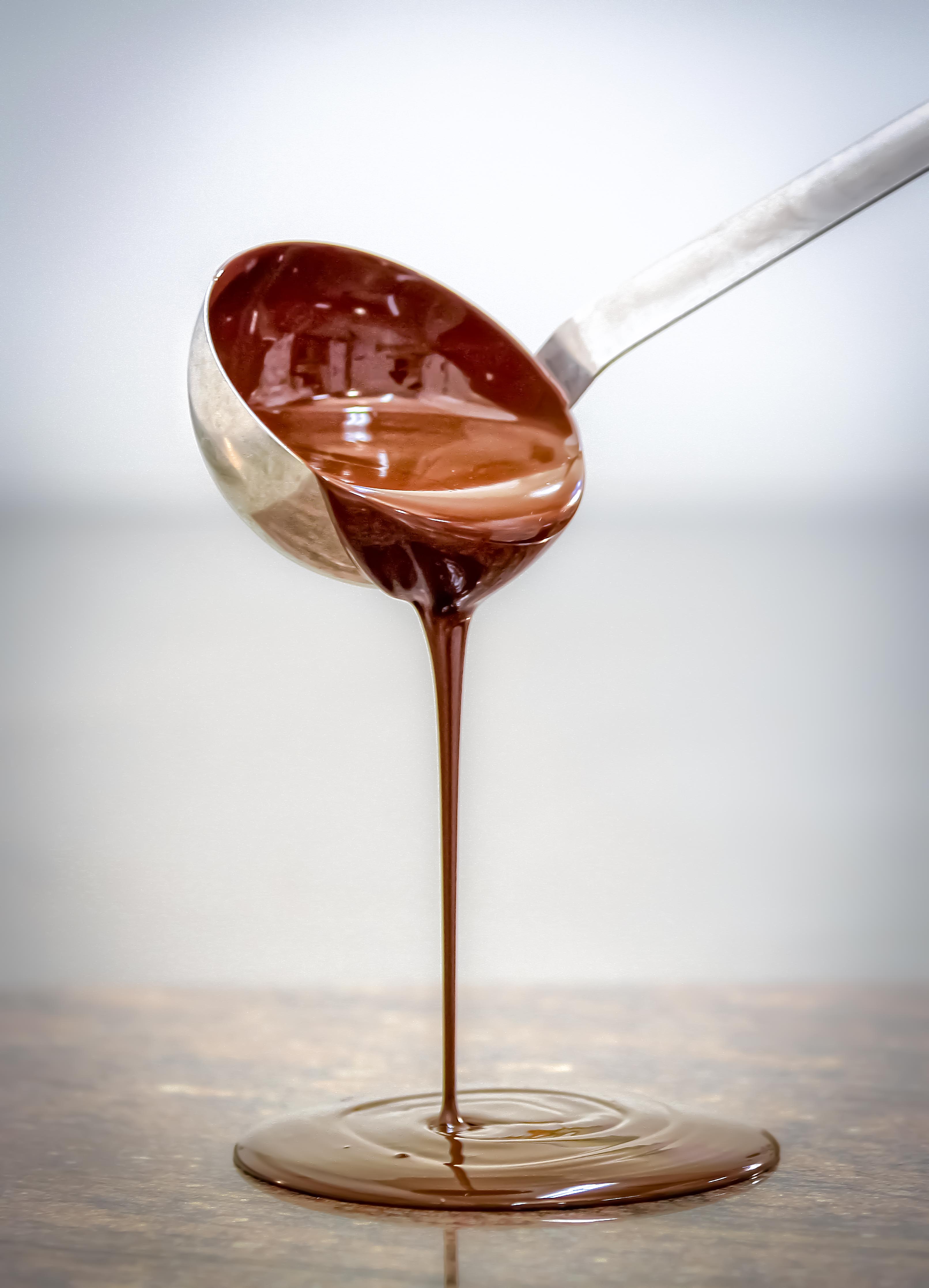 Louche faisant couler du chocolat fait main dans la chocolaterie Duceau