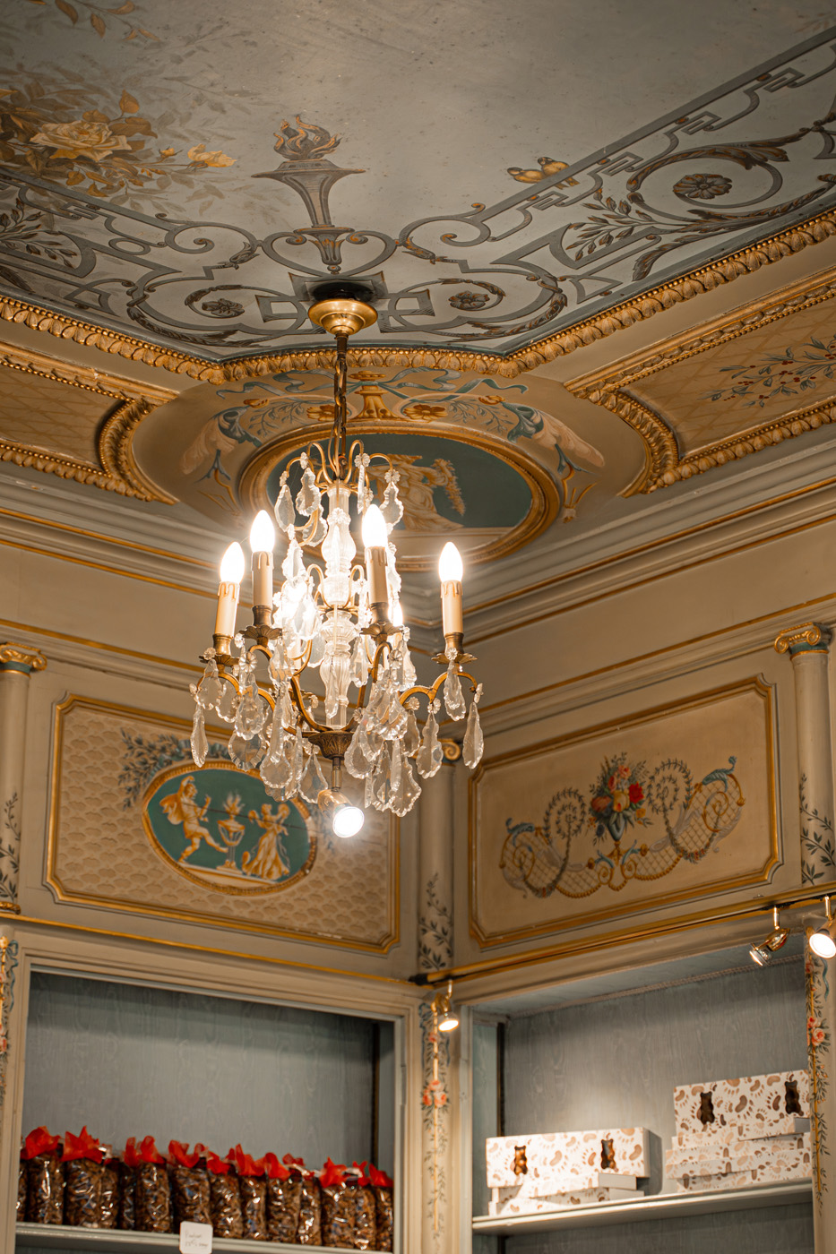 Intérieur de la chocolaterie Duceau avec le lustre en cristal